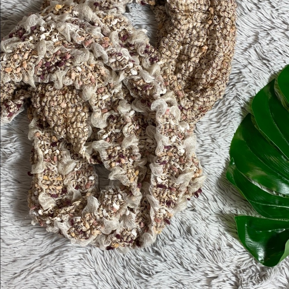 🌺simply Vera wang beautiful tan infinity scarf